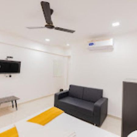 Lennox Hotel , Surat Buitenkant foto