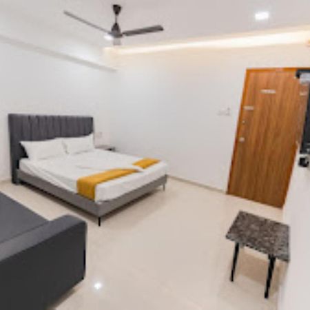 Lennox Hotel , Surat Buitenkant foto