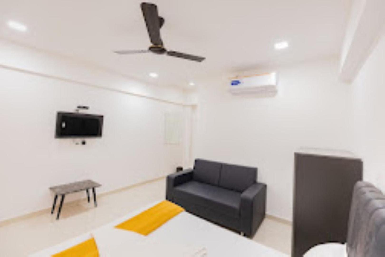 Lennox Hotel , Surat Buitenkant foto