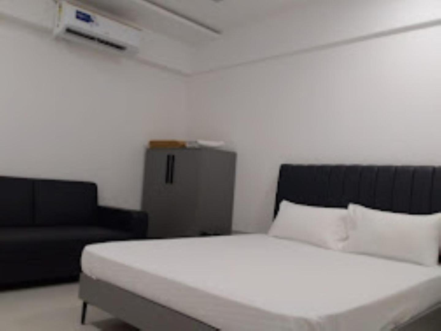 Lennox Hotel , Surat Buitenkant foto