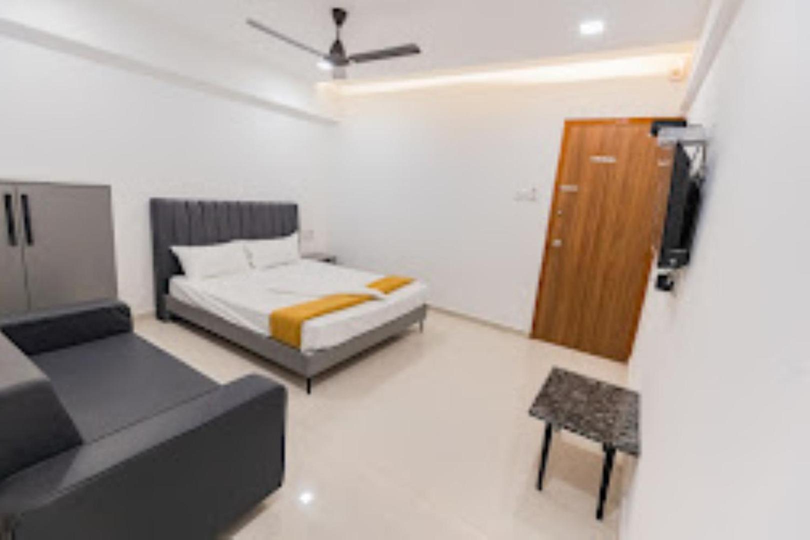 Lennox Hotel , Surat Buitenkant foto