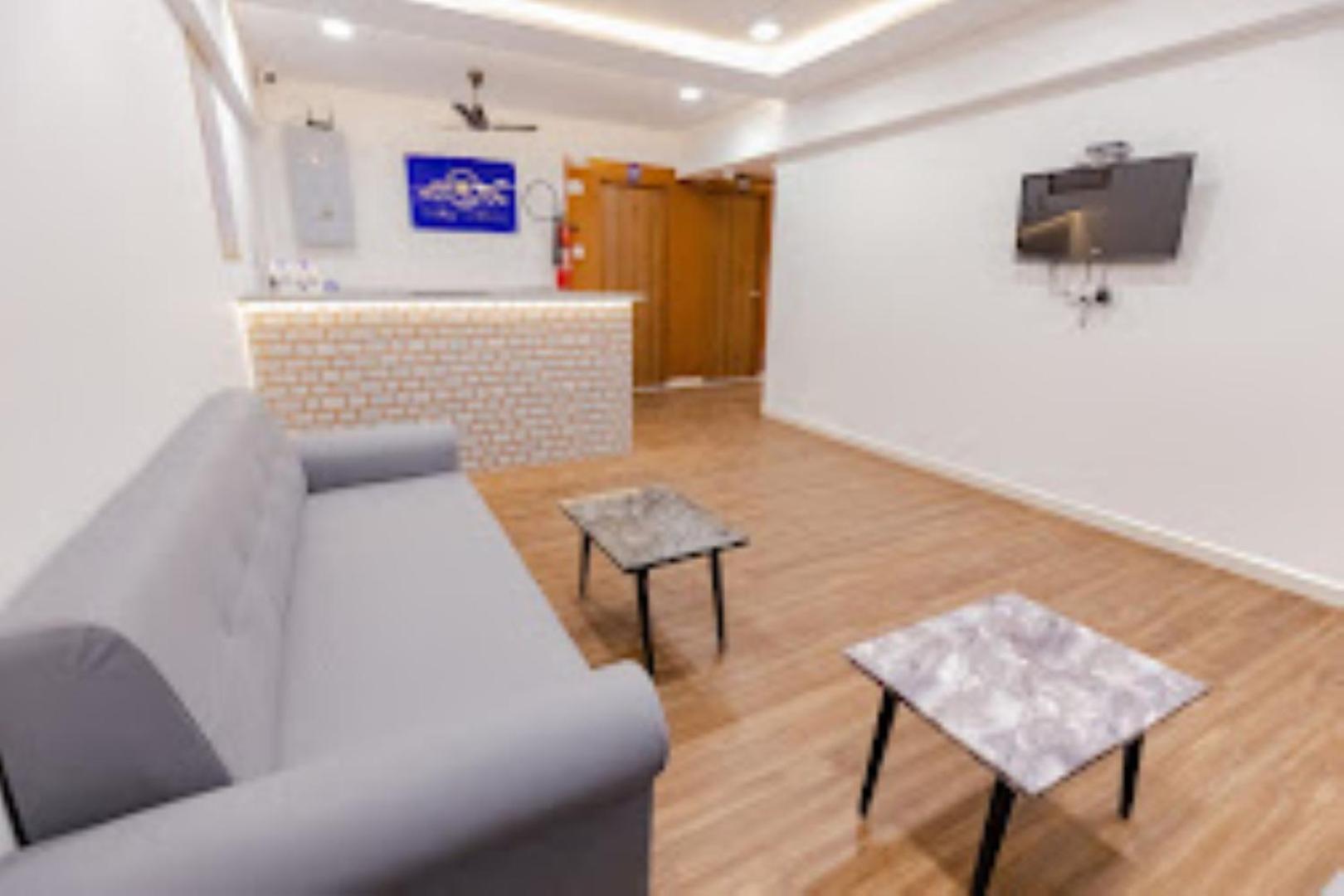 Lennox Hotel , Surat Buitenkant foto