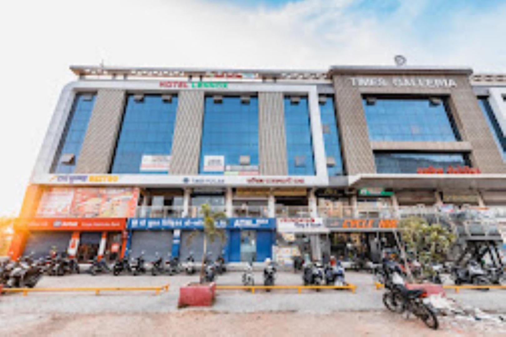 Lennox Hotel , Surat Buitenkant foto
