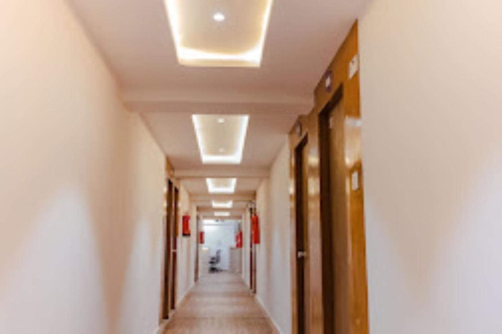 Lennox Hotel , Surat Buitenkant foto