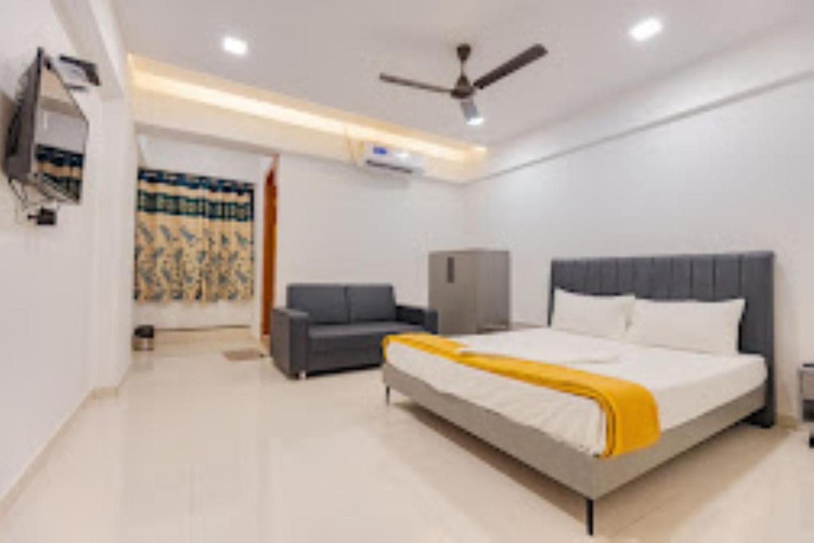 Lennox Hotel , Surat Buitenkant foto