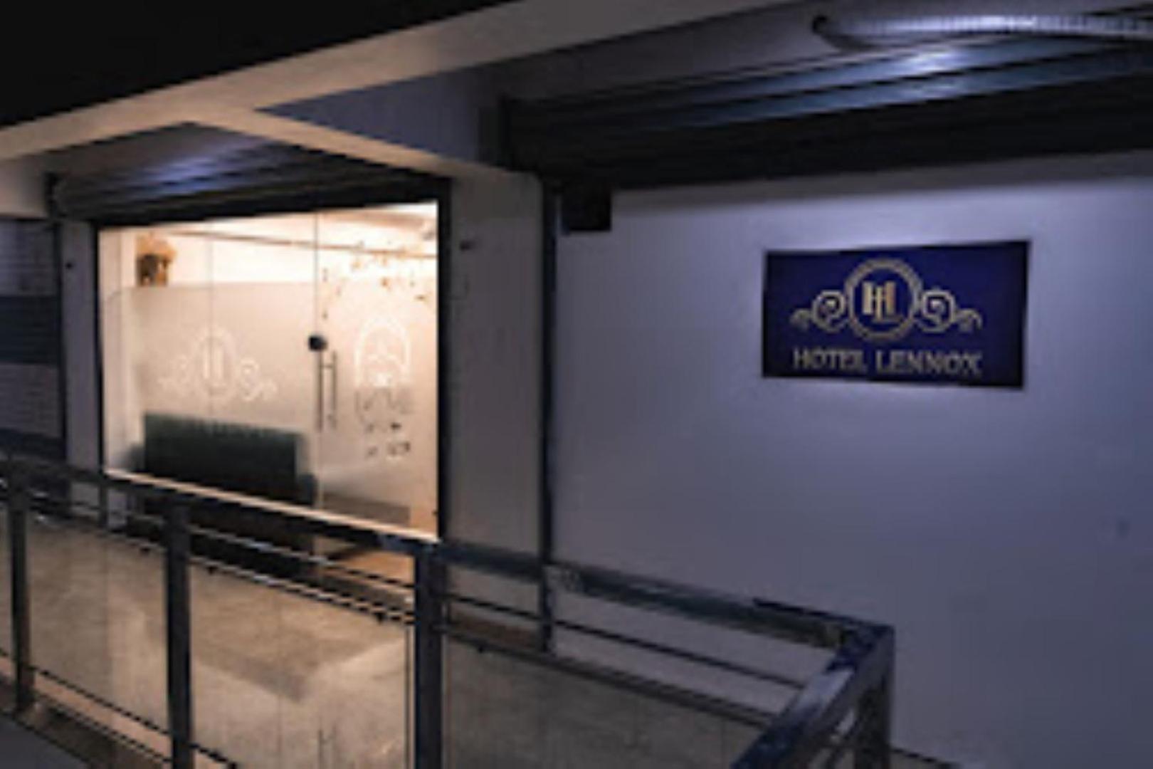 Lennox Hotel , Surat Buitenkant foto